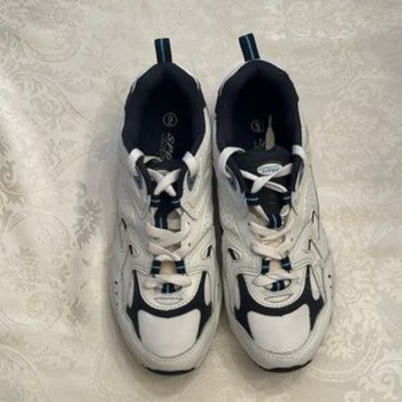 Women’s size 9 sneakers NWT - Picture 2 of 7